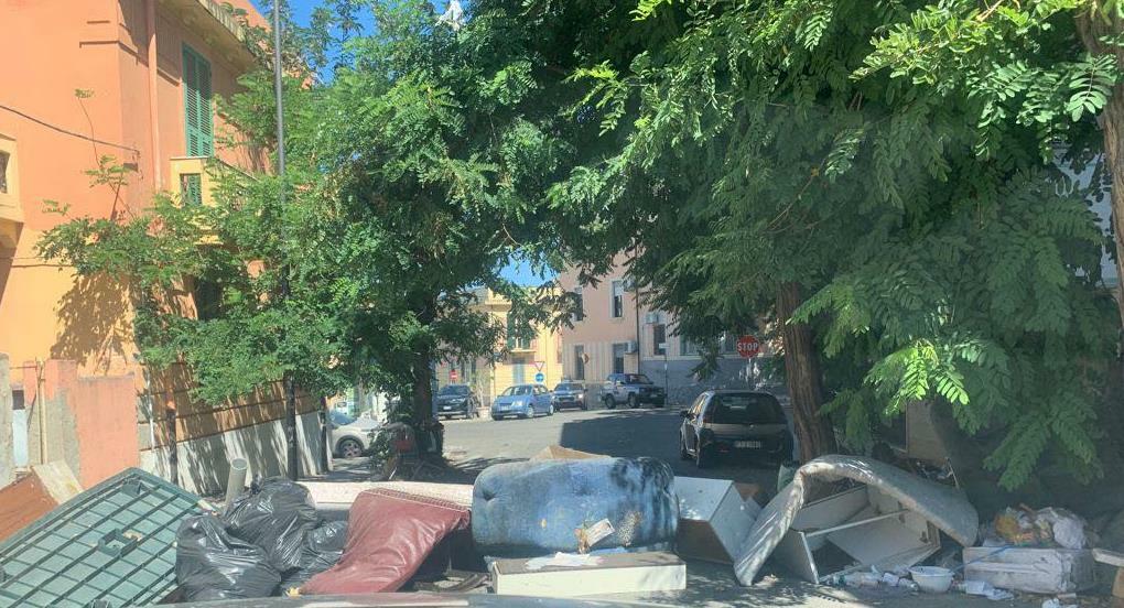 Rifiuti bloccano la strada a Reggio Calabria