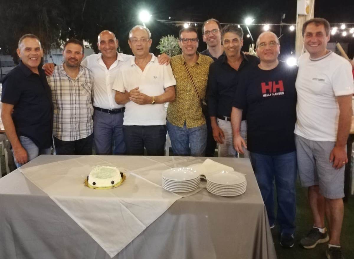 Reggio Calabria, i "ragazzi della 5ª E" del '91 dell'Istituto per Geometri "A. Righi" si ritrovano a distanza di 30 anni dal diploma [FOTO] - Vimarsana News