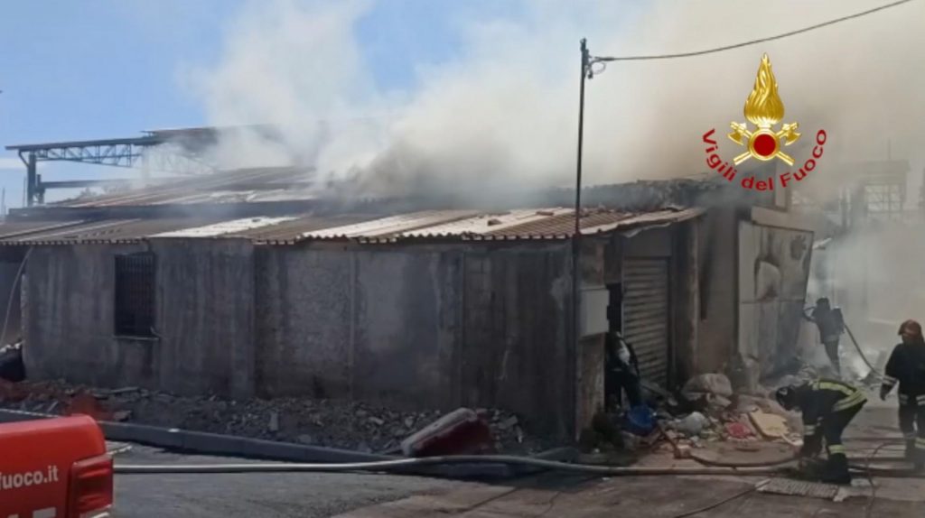 Incendio messina deposito