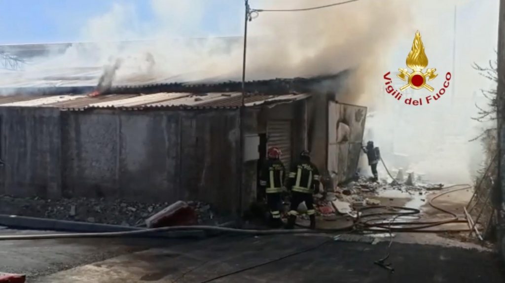 Incendio messina deposito