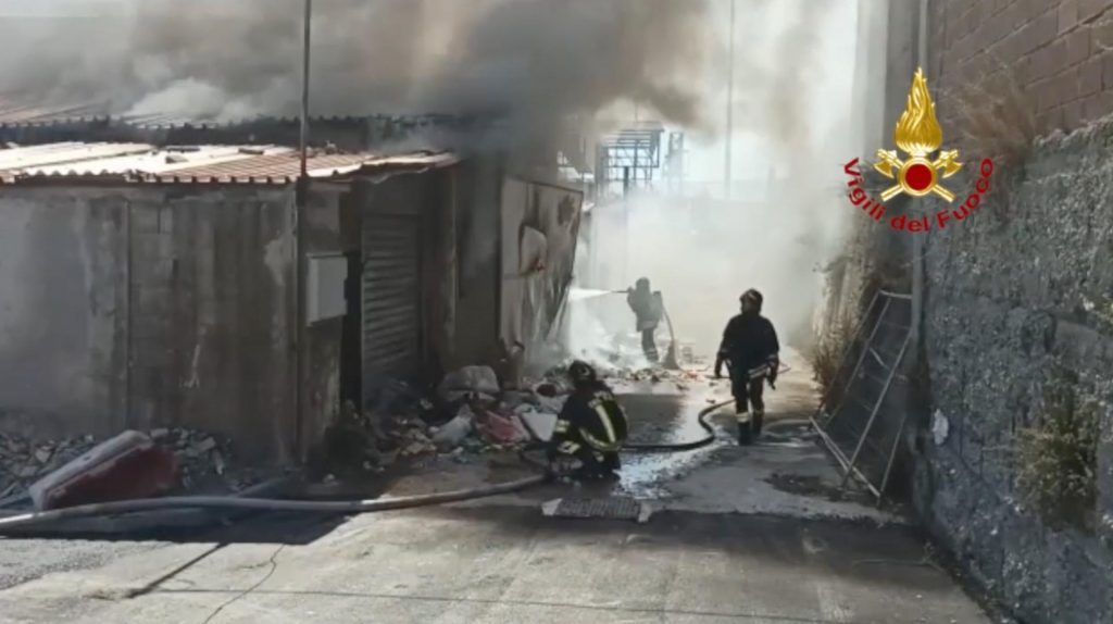 Incendio messina deposito