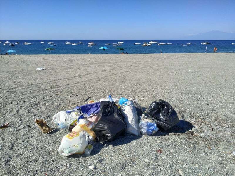 Spazzatura spiaggia Saline