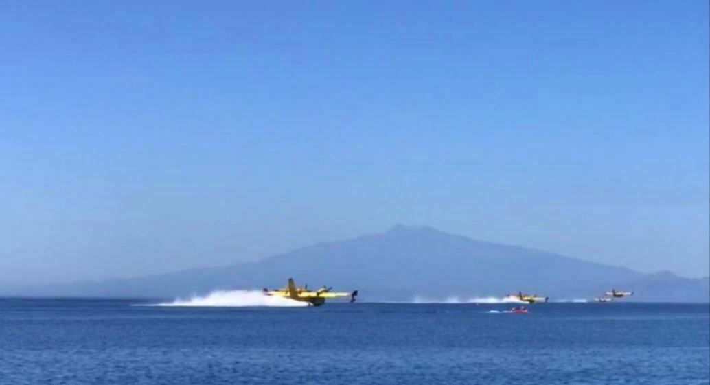 Reggio Calabria, l'Area Grecanica è sempre sotto assedio: sei canadair in azione per spegnere gli incendi [FOTO E VIDEO] - Vimarsana News