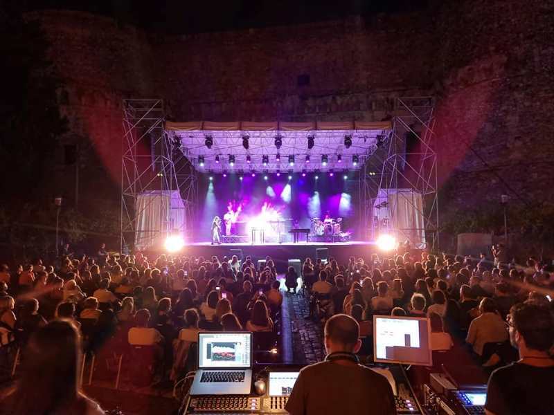 Reggio Calabria, Piazza Castello da incanto: la pioggia non ferma il concerto di Francesca Michielin [FOTO] - Vimarsana News