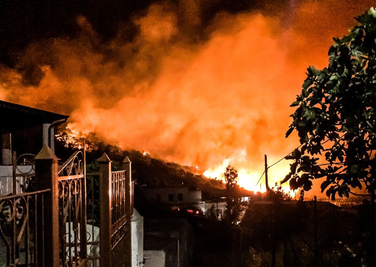 Emergenza incendi a Reggio Calabria, aggiornamento notturno della Prefettura: "grande fronte di fuoco tra Cardeto, Roghudi e Roccaforte del Greco" - Vimarsana News