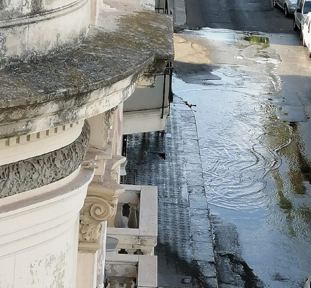 perdita di acqua sul viale Genoese Zerbi