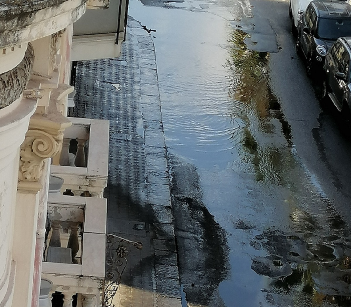 Reggio Calabria: copiosa perdita di acqua sul viale Genoese Zerbi, strada completamente allagata [FOTO] - Vimarsana News