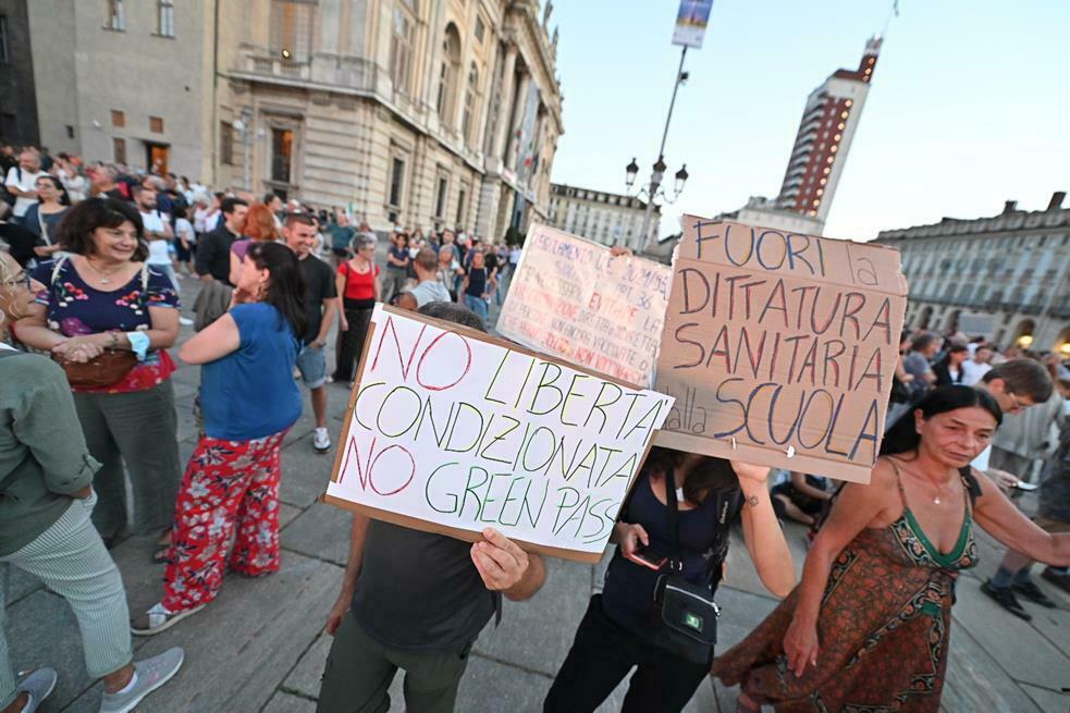 proteste a torino contro il green pass