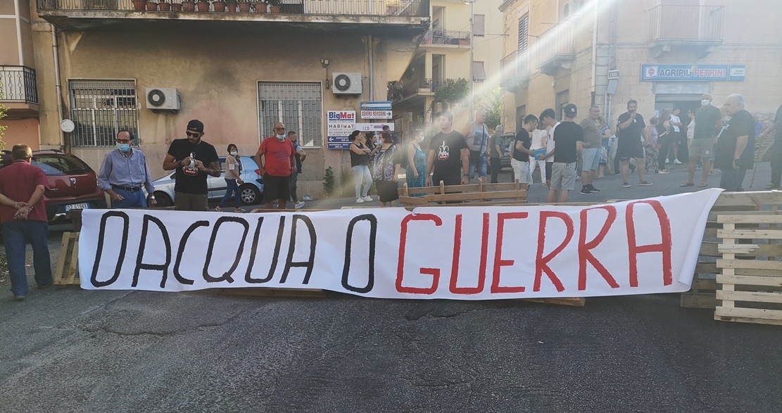 Reggio Calabria, feroce protesta a Condera: cittadini senz'acqua bloccano la strada, l'Assessore Albanese prova a spiegare ma viene circondato. Intervengono i Carabinieri [FOTO E VIDEO] - Vimarsana News