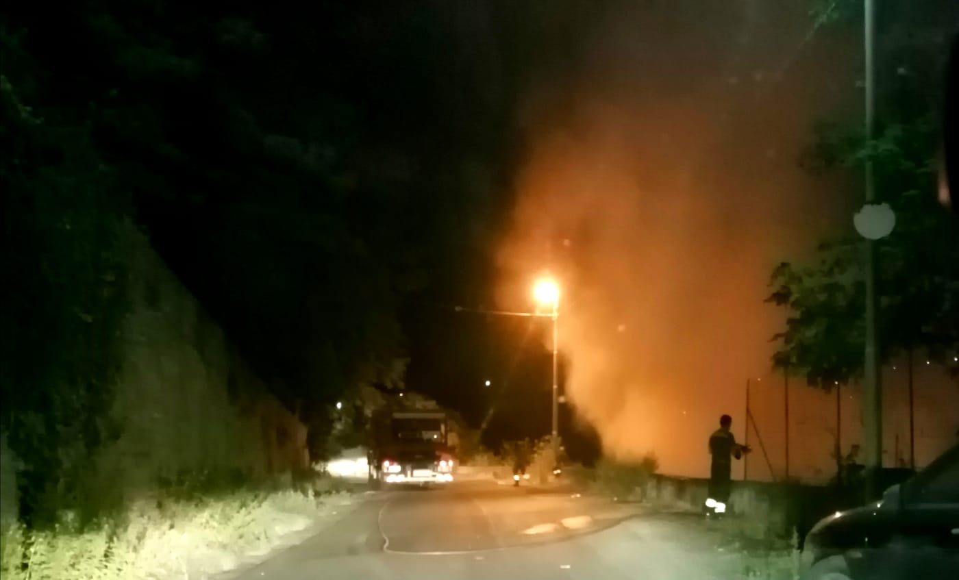 Reggio Calabria, enorme incendio tra Sambatello e Diminniti: le fiamme divorano tutto, è una notte da incubo alle porte della città - FOTO e VIDEO LIVE - Vimarsana News