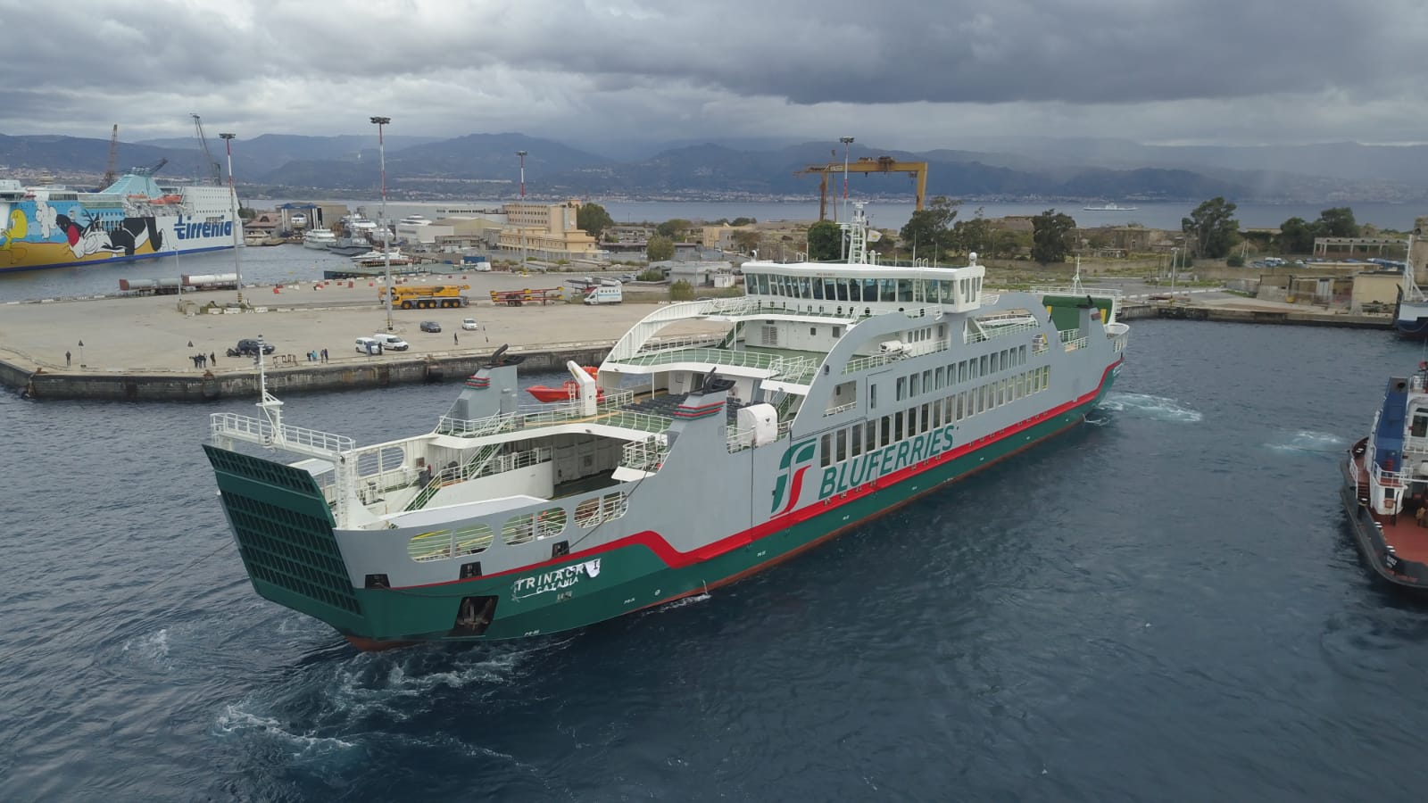 traghetto nello stretto bluferries
