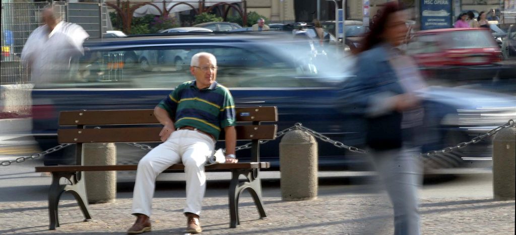 Anziano seduto sulla panchina
