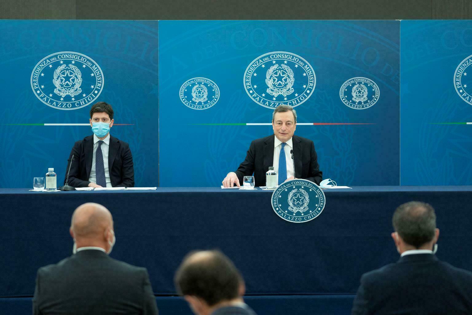 Obbligo vaccinale e Super Green Pass, Draghi e Speranza citati in giudizio