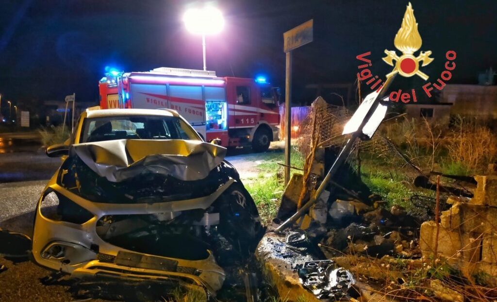 incidente-auto finisce contro un muretto
