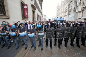 milano manifestazione no green pass scontri polizia