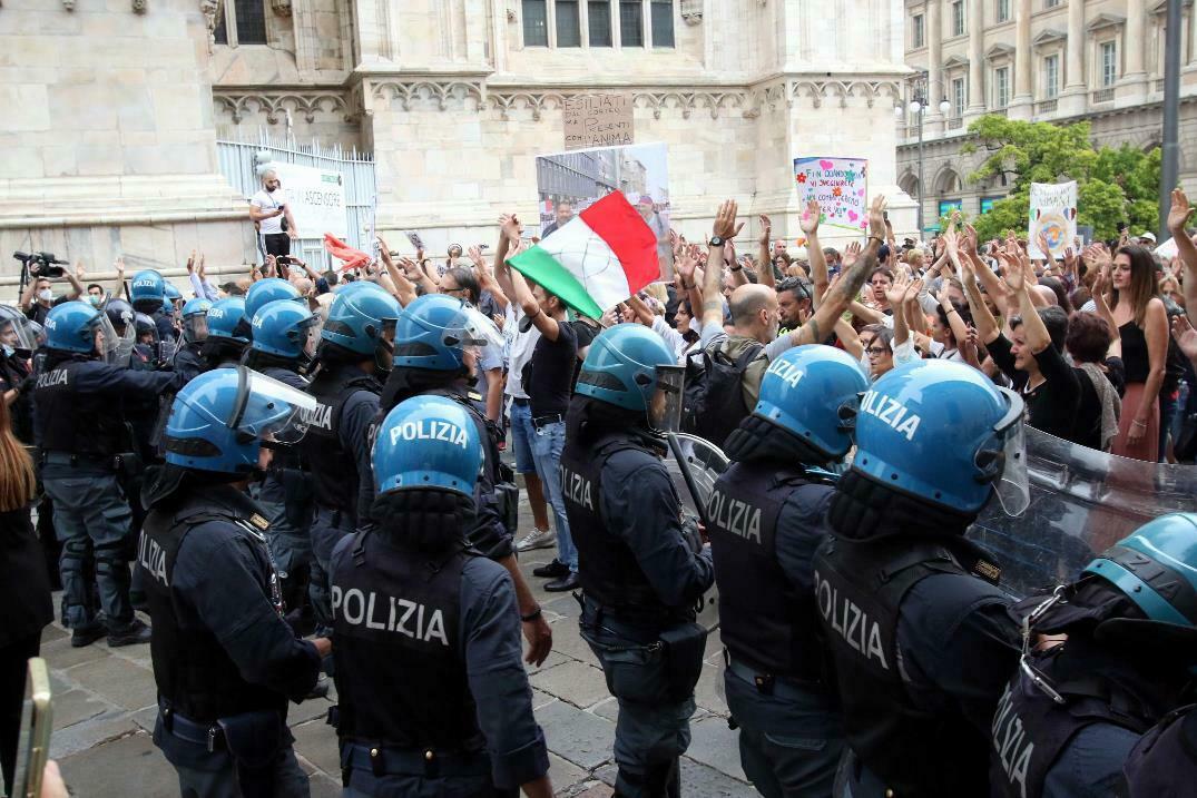 milano manifestazione no green pass scontri polizia 09