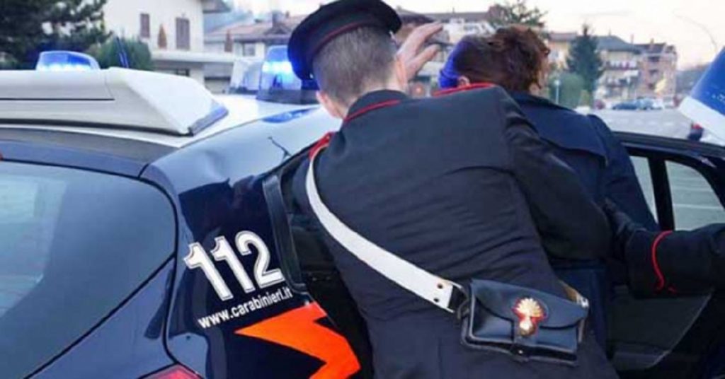 Arresto carabinieri donna