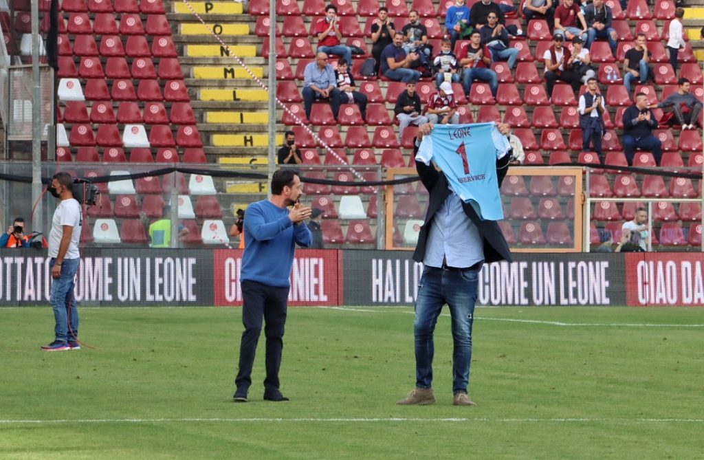 Reggina-Parma Gallo consegna maglia a padre Daniel Leone