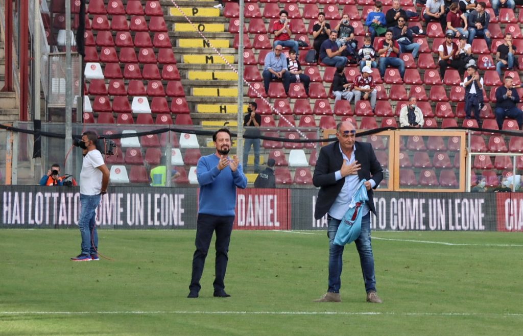 Reggina-Parma Gallo consegna maglia a padre Daniel Leone