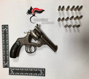 denuncia pistola 38enne maida catanzaro