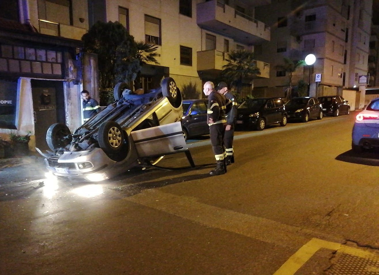 Reggio Calabria, grave incidente nella notte: auto ribaltata a ...
