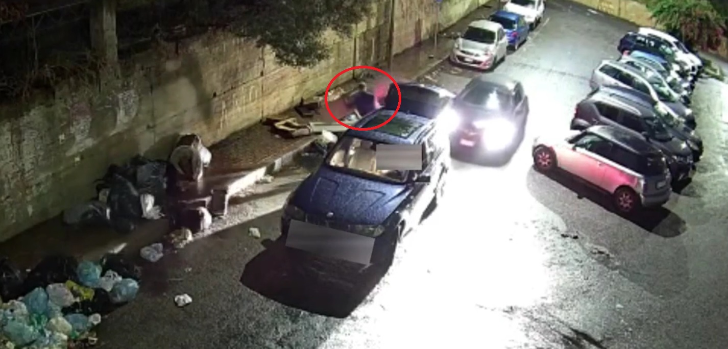 messina scarica rifiuti in strada