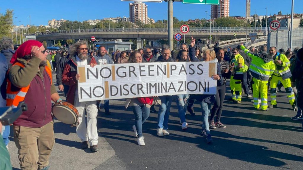 protesta-no-green-pass-portuali-trieste