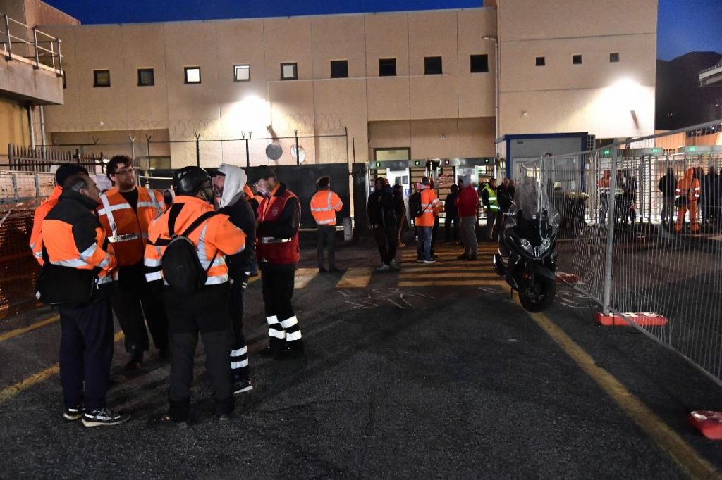 proteste no green pass porto genova 06