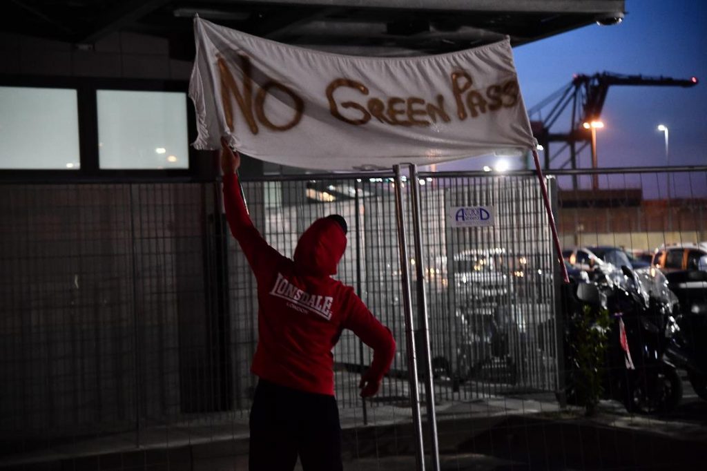 proteste no green pass porto genova 06