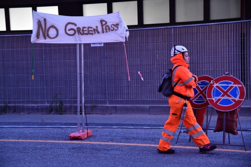 proteste no green pass porto genova 06