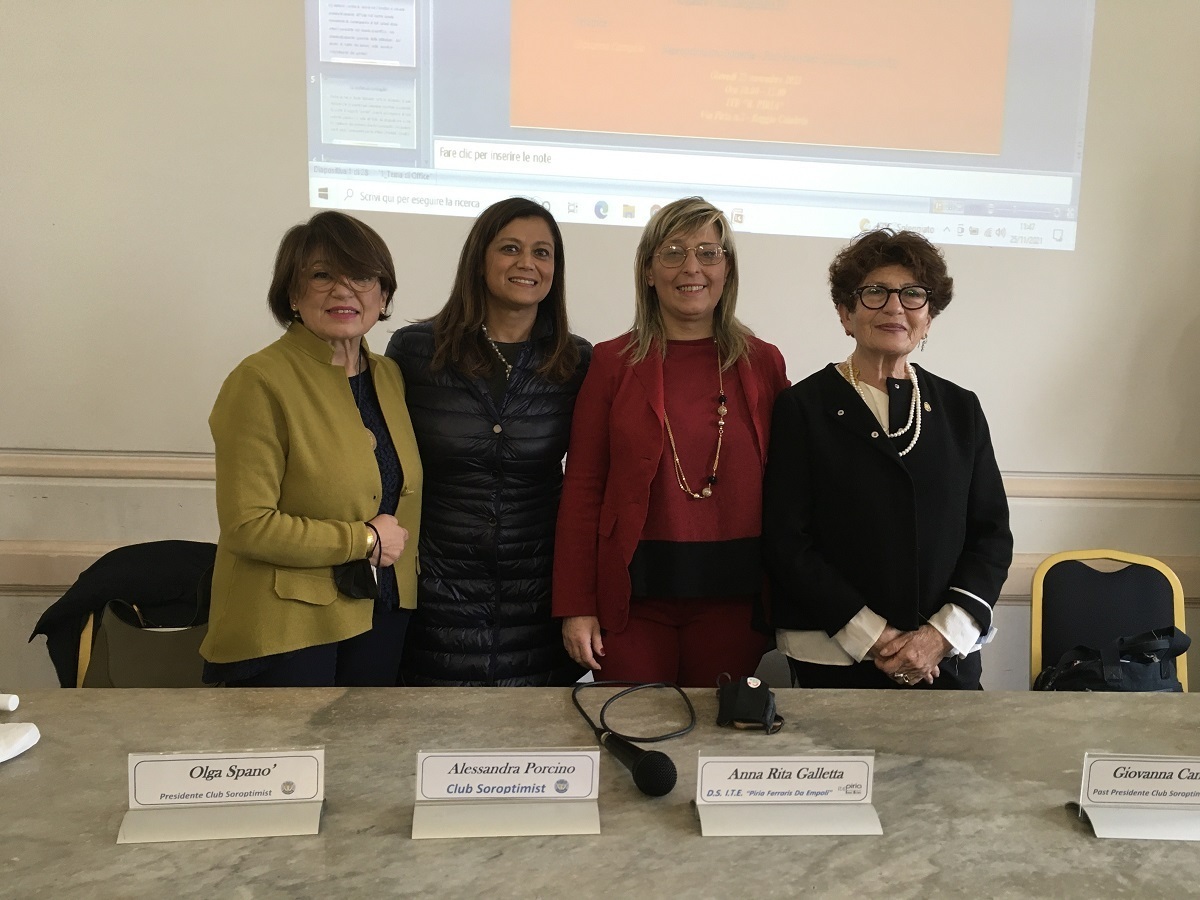 Giornata contro violenza donne Ite Piria (2)