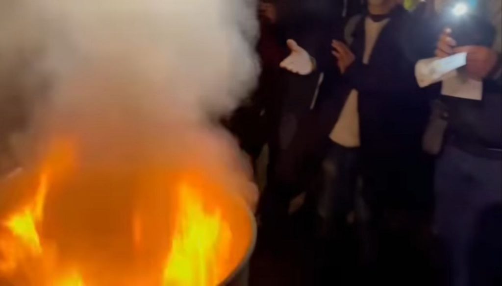 Manifestanti bruciano Green Pass a Perugia
