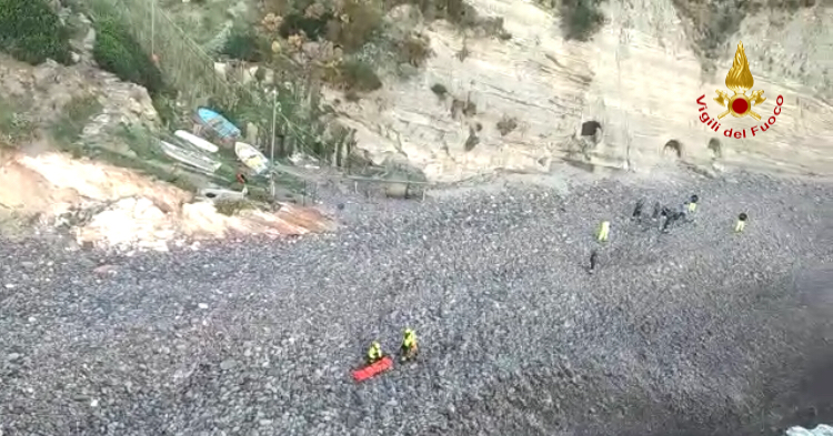 Vigili del fuoco recuperano infortunato