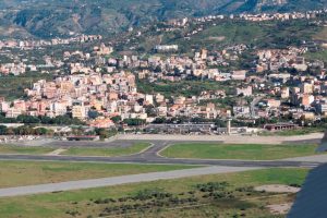 aeroporto di reggio calabria foto dall'alto sulla pista