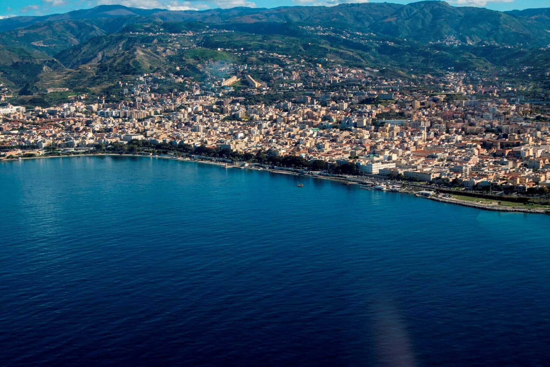 lungomare e centro di reggio calabria bellissima foto hd dall’alto