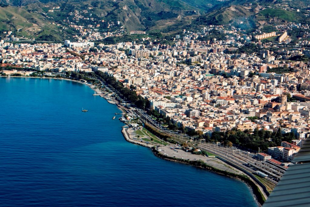 reggio calabria lungomare e centro storico dall'alto