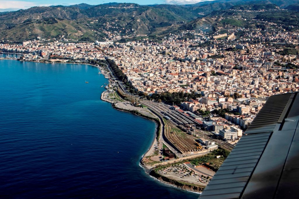 reggio calabria lungomare e centro storico dall'alto in hd panoramica super