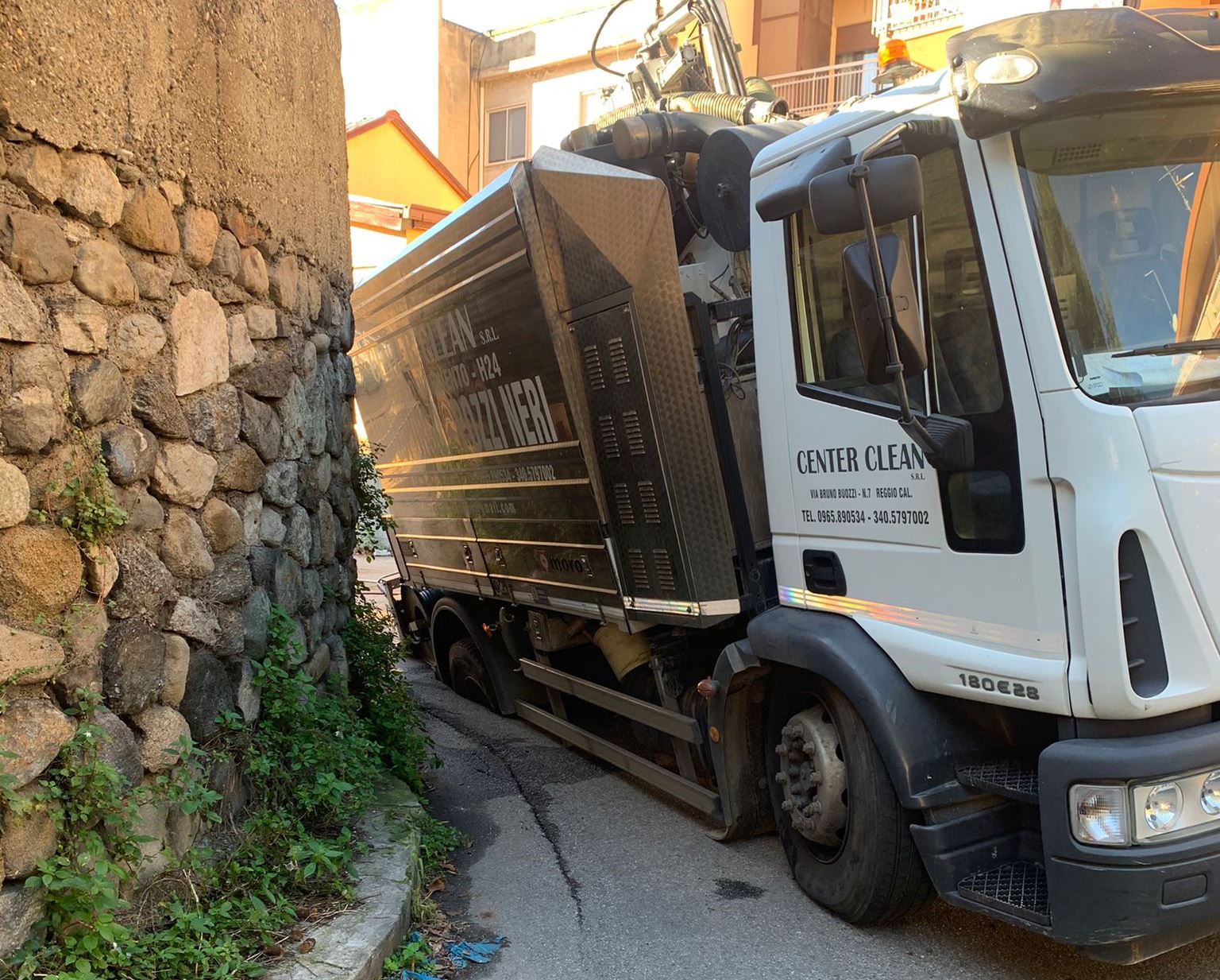 Camion sprofonda dentro buca a Reggio Calabria