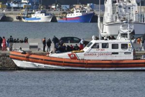 Guardia Costiera migranti Crotone