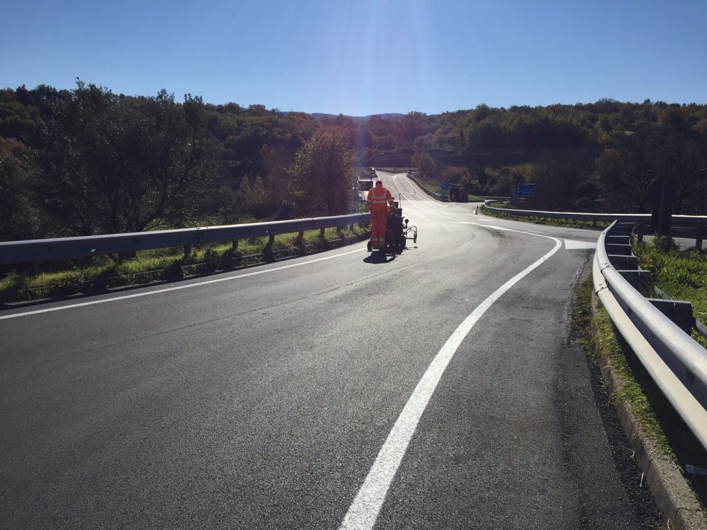 Lavori rifacimento segnaletica stradale