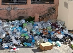 Montagne di immondizia Viale Calabria