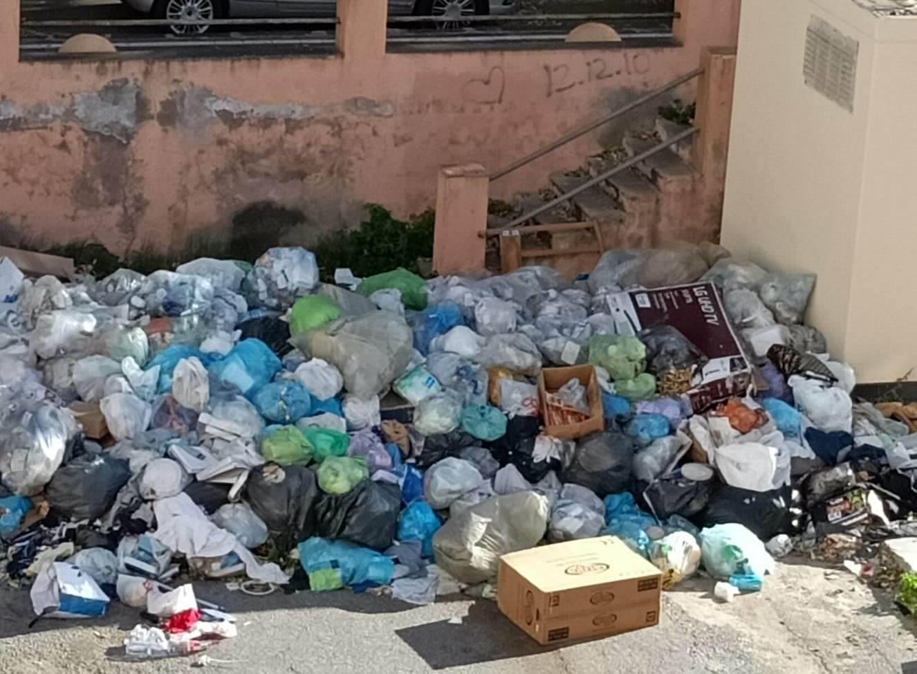 Montagne di immondizia Viale Calabria