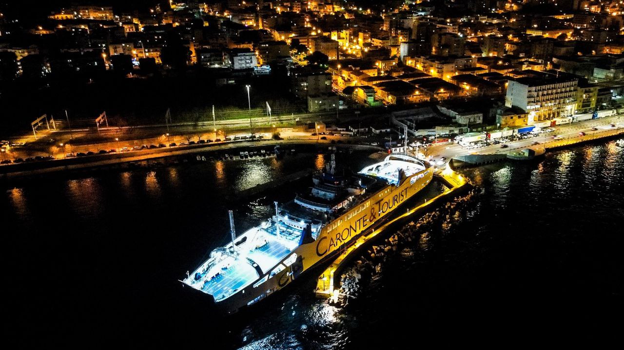 trasporti nello stretto traghetto caronte 2