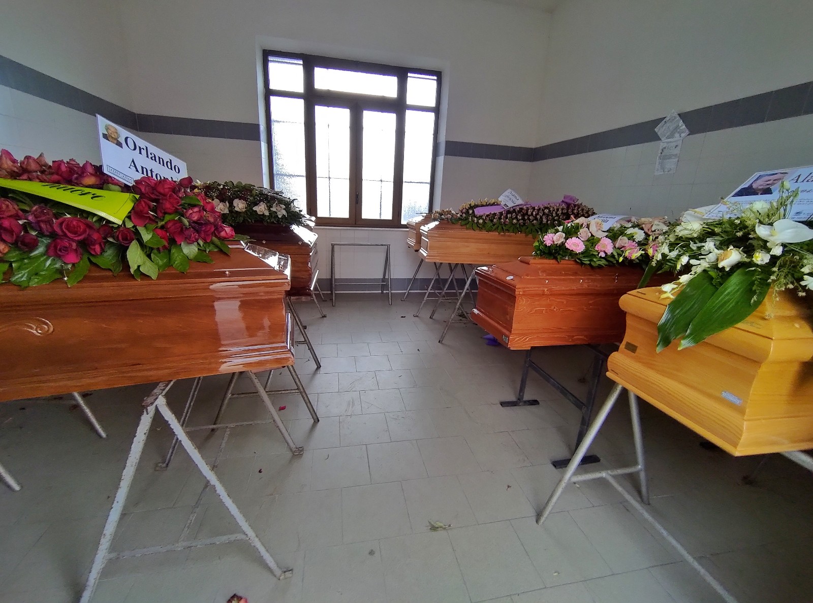 Bare accatastate cimitero condera (5)