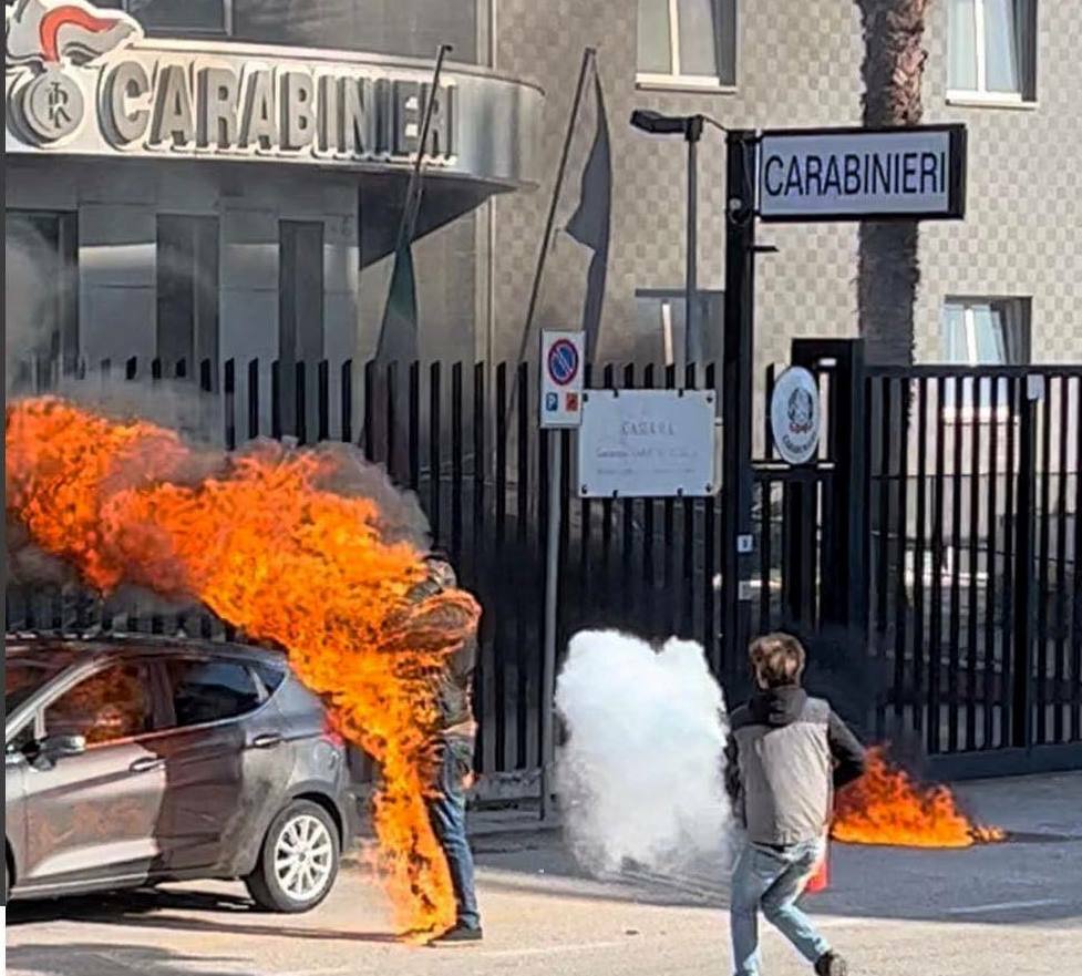 Uomo si dà fuoco davanti a caserma carabinieri
