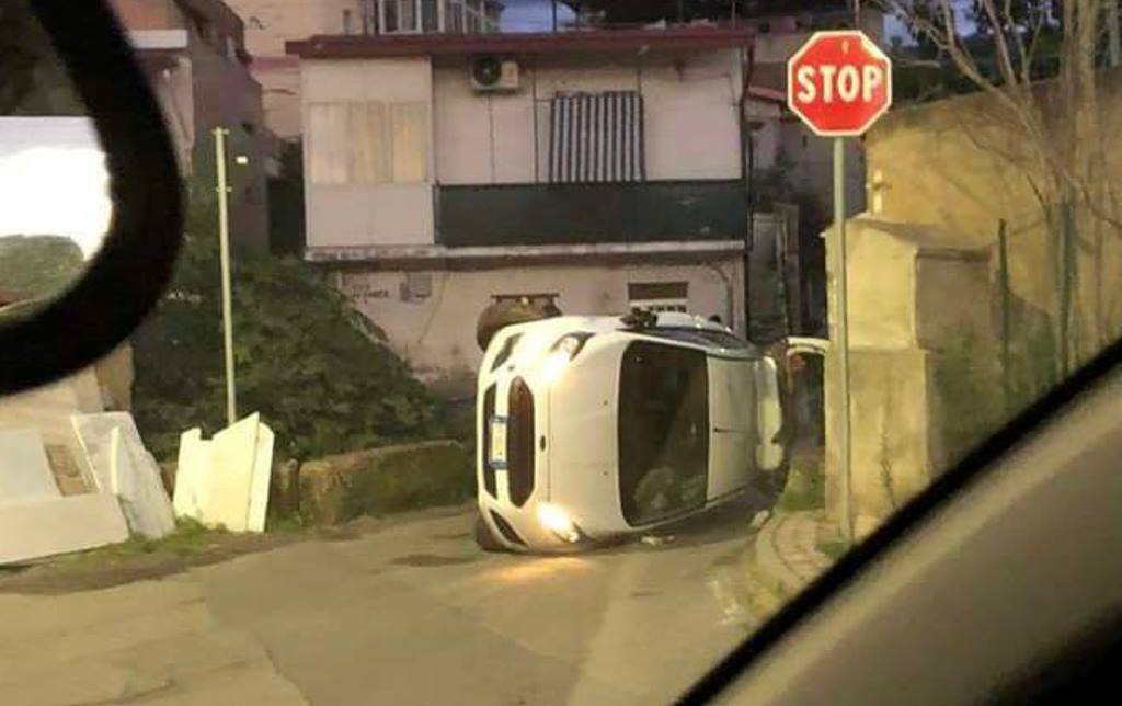 auto rubata ribaltata