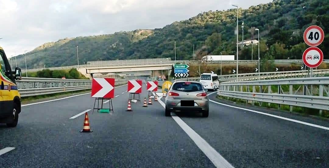 restringimento carreggiata autostrada falerna