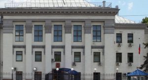 Ammainata bandiera russa dall'ambasciata di Kiev