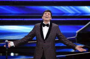 Gianni Morandi mano fasciata