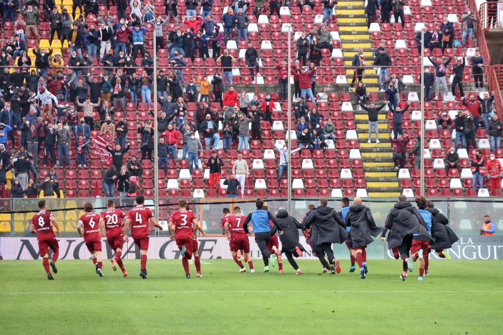 Reggina-Crotone esultanza gol Montalto Curva Sud tifosi Granillo